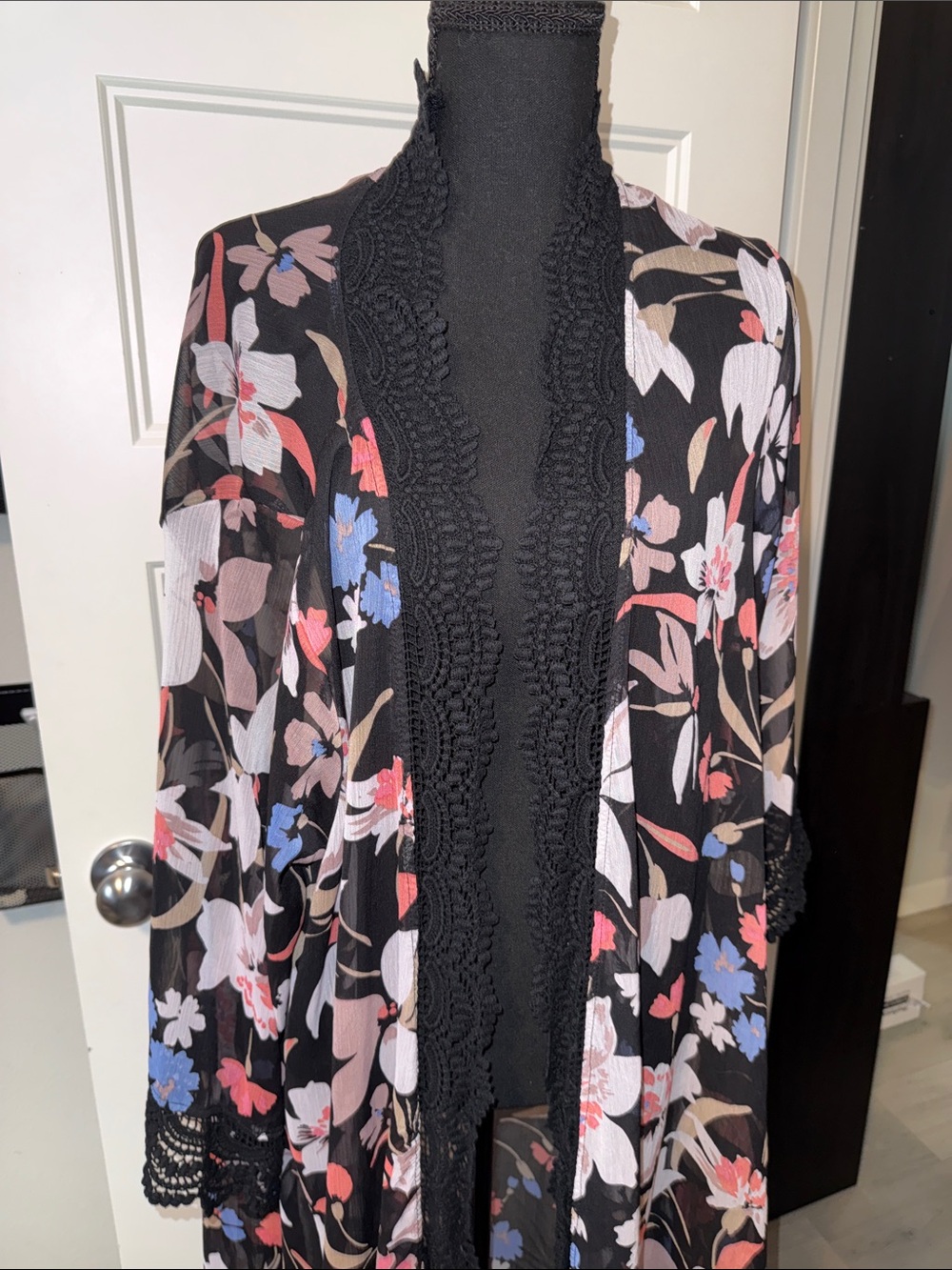 TORRID Floral Black Crochet Trim Kimono 1/2 - Picture 2 of 8